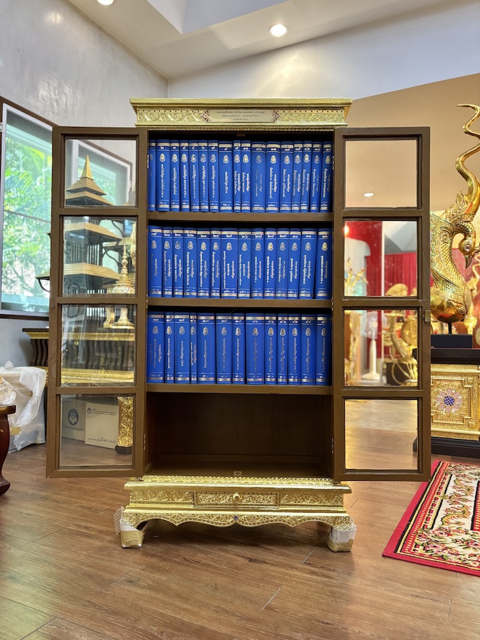 ตู้พระไตรปิฎกไม้สักแท้ปิดทอง สำหรับบรรจุหนังสือพระไตรปิฎก ภาษาไทย 45 เล่ม 