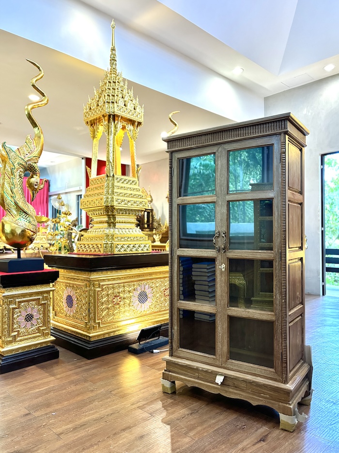 ตู้พระไตรปิฎก หลังนี้ ด้านข้างผนึก ด้วยไม้สัก ทั้งสองด้าน กระจกด้านหน้า 8 บาน