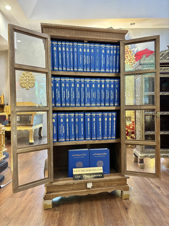 ตู้พระไตรปิฎก หลังนี้ ด้านข้างผนึก ด้วยไม้สัก ทั้งสองด้าน กระจกด้านหน้า 8 บาน