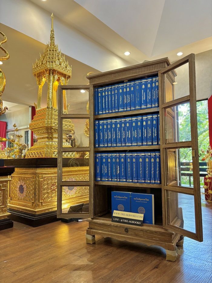 ตู้พระไตรปิฎก หลังนี้ ด้านข้างผนึก ด้วยไม้สัก ทั้งสองด้าน กระจกด้านหน้า 8 บาน
