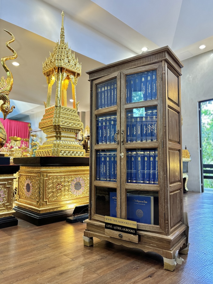 ตู้พระไตรปิฎก หลังนี้ ด้านข้างผนึก ด้วยไม้สัก ทั้งสองด้าน กระจกด้านหน้า 8 บาน
