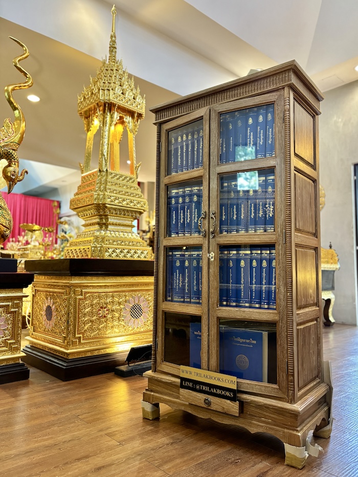 ตู้พระไตรปิฎก หลังนี้ ด้านข้างผนึก ด้วยไม้สัก ทั้งสองด้าน กระจกด้านหน้า 8 บาน