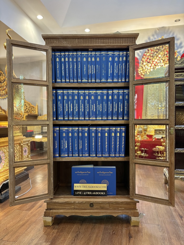 ตู้พระไตรปิฎก หลังนี้ ด้านข้างผนึก ด้วยไม้สัก ทั้งสองด้าน กระจกด้านหน้า 8 บาน