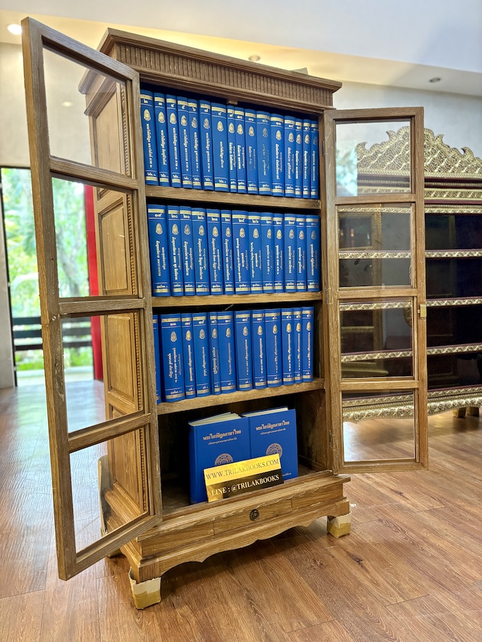 ตู้พระไตรปิฎก หลังนี้ ด้านข้างผนึก ด้วยไม้สัก ทั้งสองด้าน กระจกด้านหน้า 8 บาน