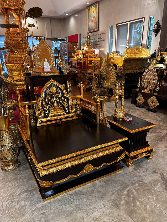 ธรรมาสน์ไม้สักแกะสลักลายดอกบัวพร้อมโต๊ะข้าง สีโอ๊คเข้ม ธรรมาสน์ไม้สักแกะสลักลายดอกบัวพร้อมโต๊ะข้าง สีโอ๊คเข้ม