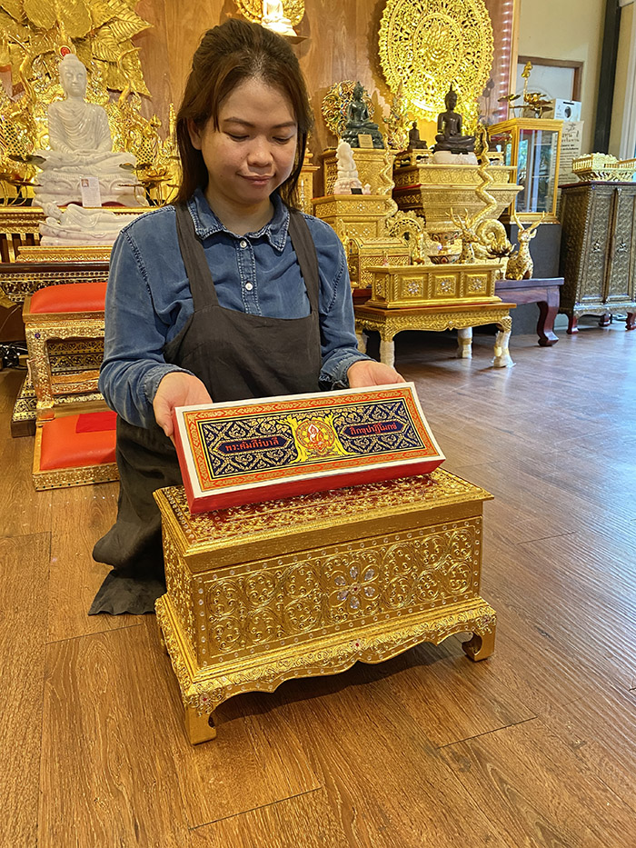 พระคัมภีร์บาลีปาฏิโมกข์ พร้อม หีบบรรจุ 
ไม้สักปิดทองทั้งหลัง