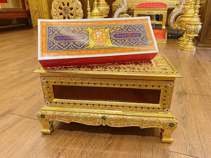 ชุดพระคัมภีร์บาลีปาฏิโมกข์ 
ที่เป็นแผ่นพับ พร้อมกล่องบรรจุ
แบบลงรักปิดทอง
