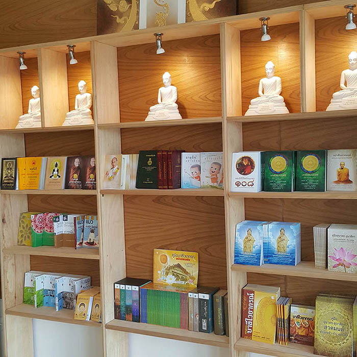 ร้านจำหน่ายหนังสือพระไตรปิฎก สาขาพุทธมณฑลสาย 5 ฝั่งตรงข้ามทางเข้าตลาดน้ำวัดดอนหวาย