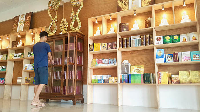 ร้านจำหน่ายหนังสือพระไตรปิฎก สาขาพุทธมณฑลสาย 5 ฝั่งตรงข้ามทางเข้าตลาดน้ำวัดดอนหวาย
