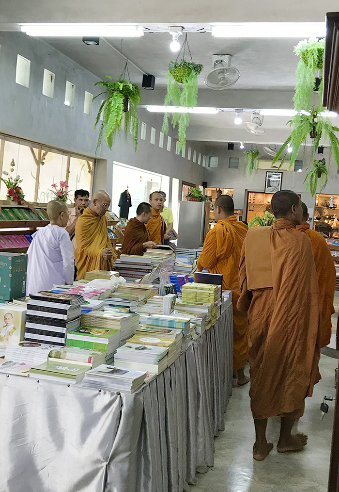 ภาพถ่าย ณ หอบรรจุพระไตรปิฎก หรือศูนย์ เผยแพร่พระไตรปิฎกและหนังสือพระพุทธศาสนาไตรลักษณ์ ภาพถ่าย ณ หอบรรจุพระไตรปิฎก หรือศูนย์ เผยแพร่พระไตรปิฎกและหนังสือพระพุทธศาสนาไตรลักษณ์