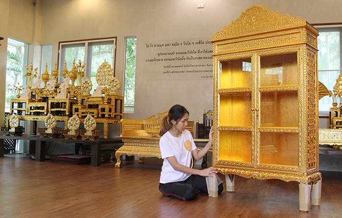 ตู้พระไตรปิฎกปิดทองประดับจั่ว