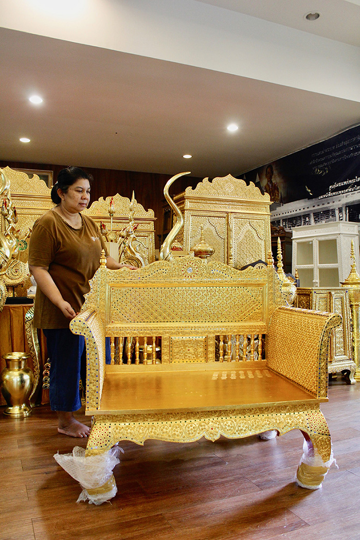 ธรรมาสน์ไม้สัก ลงรักปิดทอง ราคา 24000 บาท
