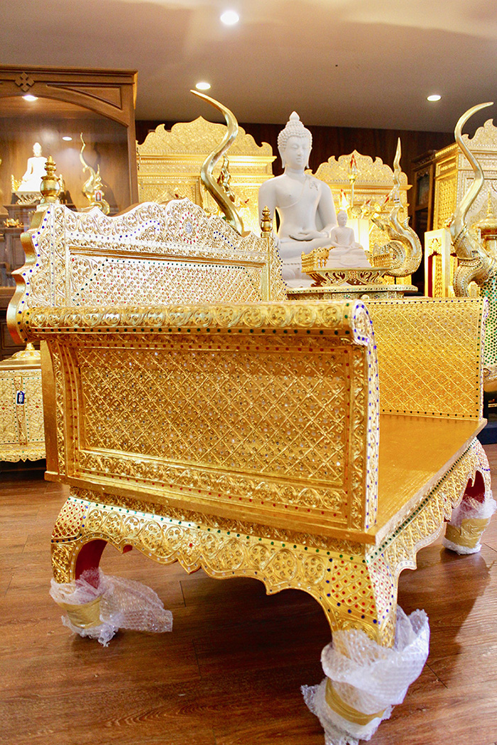 ธรรมาสน์ไม้สัก ลงรักปิดทอง ราคา 24000 บาท