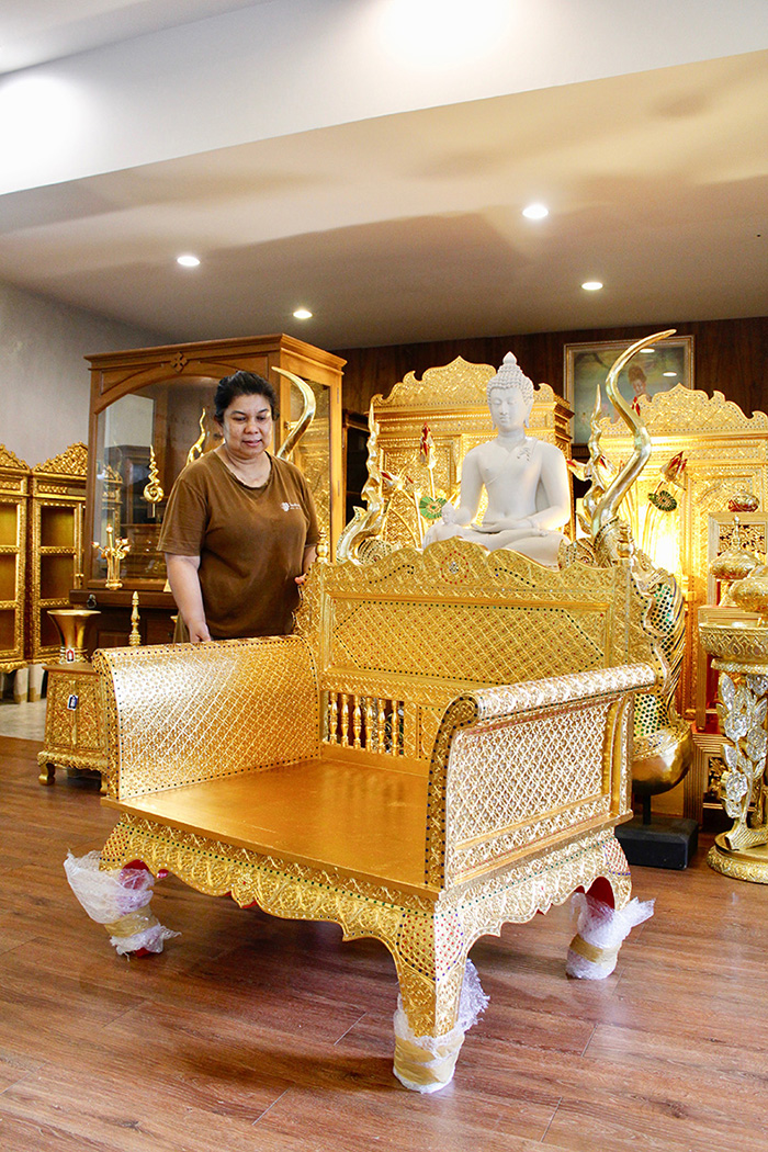 ธรรมาสน์ไม้สัก ลงรักปิดทอง ราคา 24000 บาท