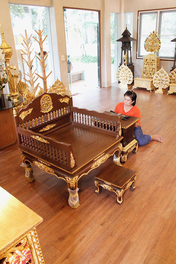 ธรรมาสน์ ที่นั่งสำหรับพระภิกษุสงฆ์ งานไม้สักแกะสลักทั้งชุด ราคา 33000 บาท ธรรมาสน์ ที่นั่งสำหรับพระภิกษุสงฆ์ งานไม้สักแกะสลักทั้งชุด ราคา 33000 บาท