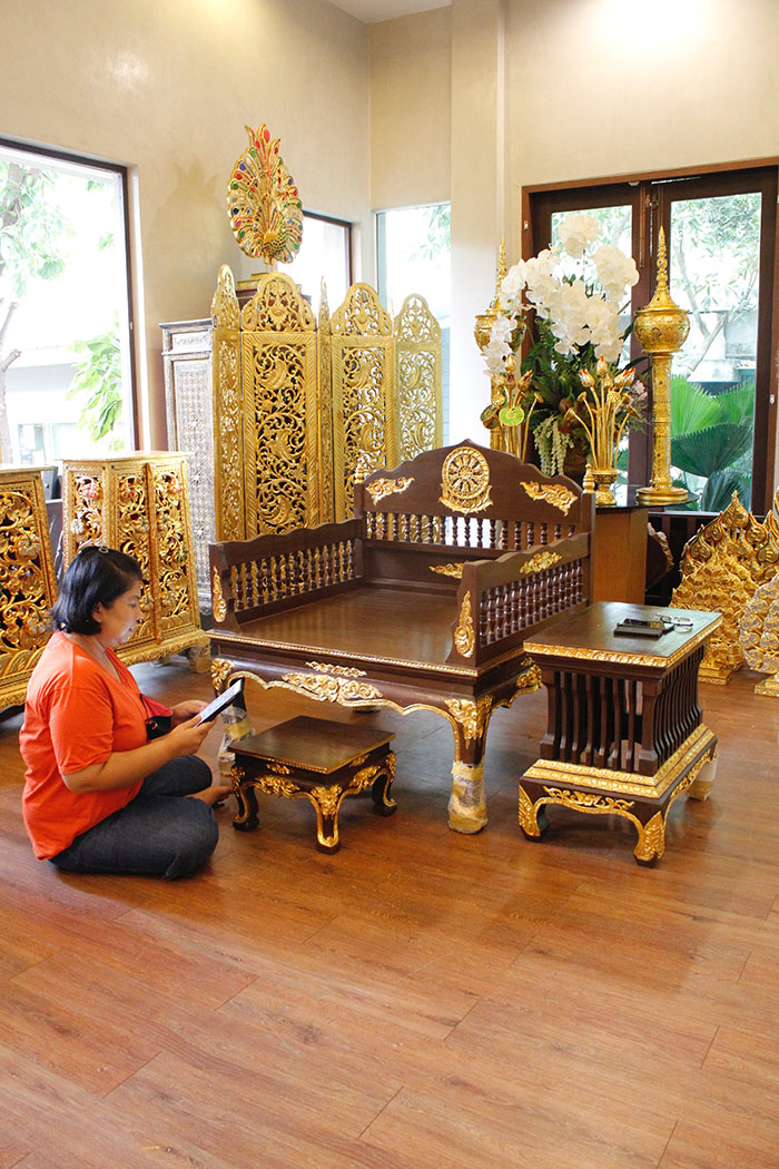 ธรรมาสน์ ที่นั่งสำหรับพระภิกษุสงฆ์ งานไม้สักแกะสลักทั้งชุด ราคา 33000 บาท ธรรมาสน์ ที่นั่งสำหรับพระภิกษุสงฆ์ งานไม้สักแกะสลักทั้งชุด ราคา 33000 บาท
