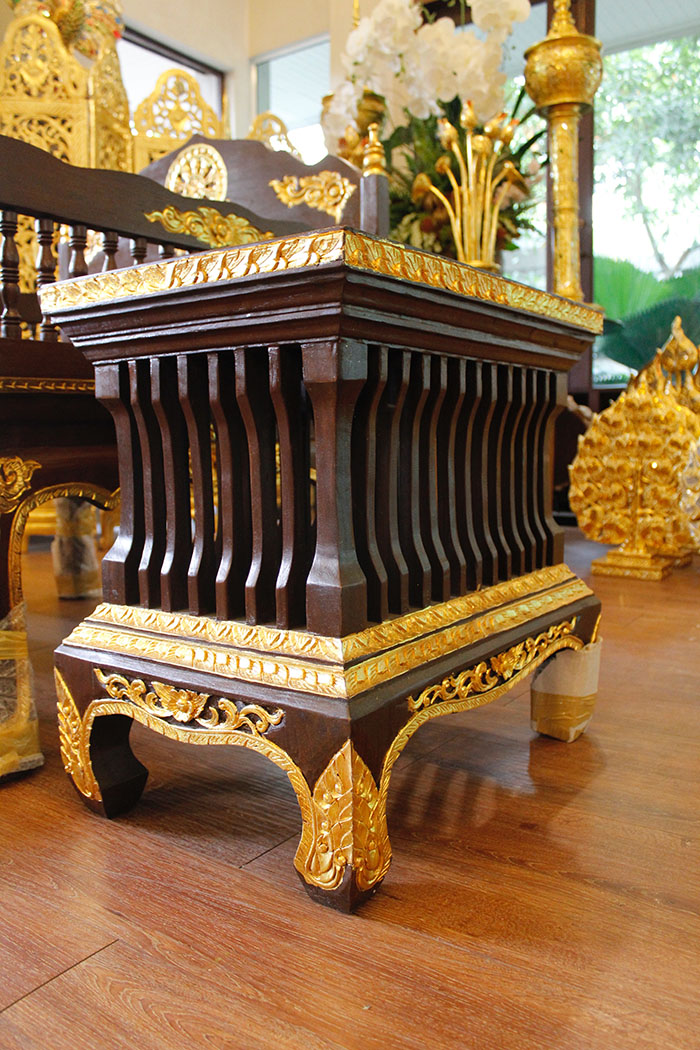 ธรรมาสน์ ที่นั่งสำหรับพระภิกษุสงฆ์ งานไม้สักแกะสลักทั้งชุด ราคา 33000 บาท ธรรมาสน์ ที่นั่งสำหรับพระภิกษุสงฆ์ งานไม้สักแกะสลักทั้งชุด ราคา 33000 บาท