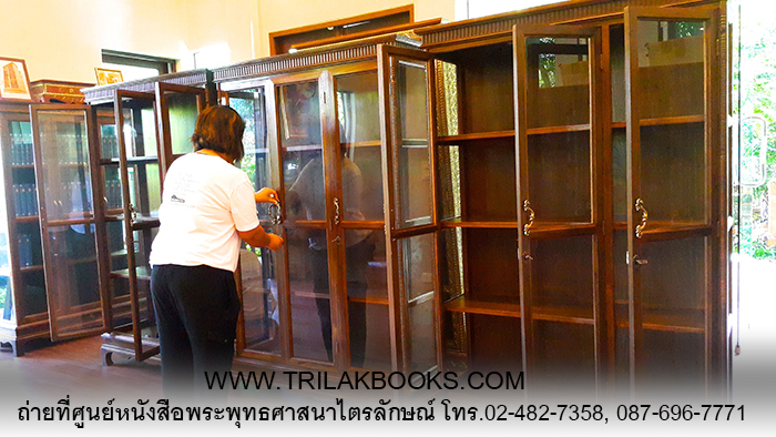 ตู้พระไตรปิฎกไม้สัก รุ่นประตู 3 บาน เมื่อเทียบกับคนจริง ขนาดสูงสง่า และแข็งแรงทนทาน เป็นอย่างมาก ตู้พระไตรปิฎกไม้สัก รุ่นประตู 3 บาน เมื่อเทียบกับคนจริง ขนาดสูงสง่า และแข็งแรงทนทาน เป็นอย่างมาก