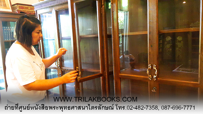 ตู้พระไตรปิฎกไม้สัก รุ่นประตู 3 บาน เมื่อเทียบกับคนจริง ขนาดสูงสง่า และแข็งแรงทนทาน เป็นอย่างมาก ตู้พระไตรปิฎกไม้สัก รุ่นประตู 3 บาน เมื่อเทียบกับคนจริง ขนาดสูงสง่า และแข็งแรงทนทาน เป็นอย่างมาก