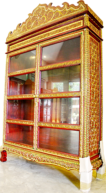 ตู้ สำหรับบรรจุหนังสือพระไตรปิฎก 
ทรงตรง เดินลายเส้นทอง พื้นสีแดง ประดับจั่วด้านบน
ด้านหน้ากระจกไส แข็งแรงทนทาน
แบบเดินลายเส้นทองสำหรับ 91 เล่ม ราคา 12,500 บาท