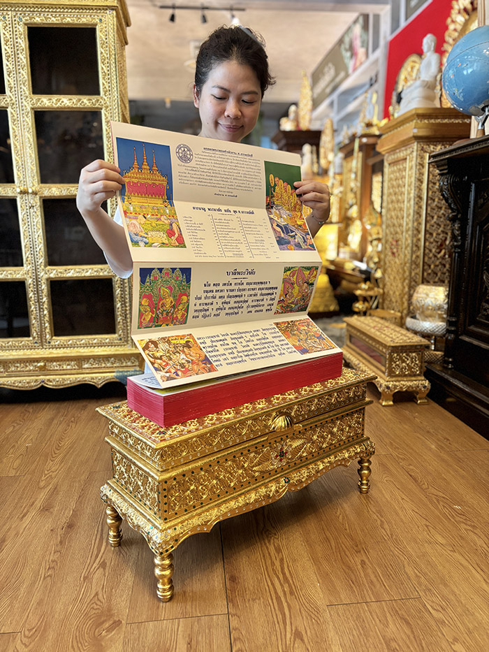 หีบพระคัมภีร์ไม้สักแท้ลงรักปิดทองคำเปลวประดับกระจกสี รองรับคัมภีร์พระมาลัยทรงคุณค่า