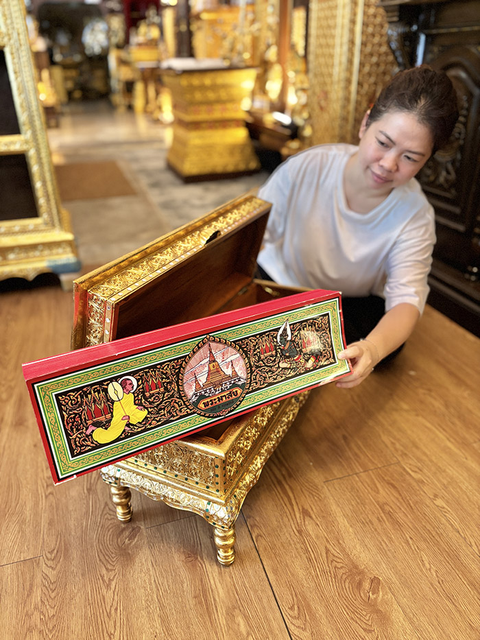 ภาพแสดงขนาดคัมภีร์พระมาลัยฉบับแผ่นพับขนาดใหญ่ บรรจุในหีบไม้สักปิดทองคำเปลวอย่างสง่างาม