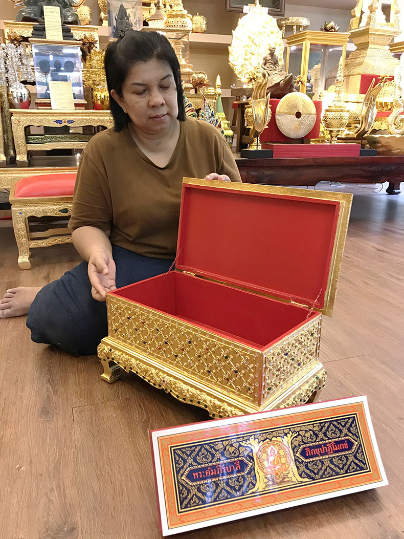 คัมภีร์ปาฏิโมกข์ ฉบับสมบูรณ์
พร้อมหีบบรรจุ ทั้งชุด 3900 บาท 
