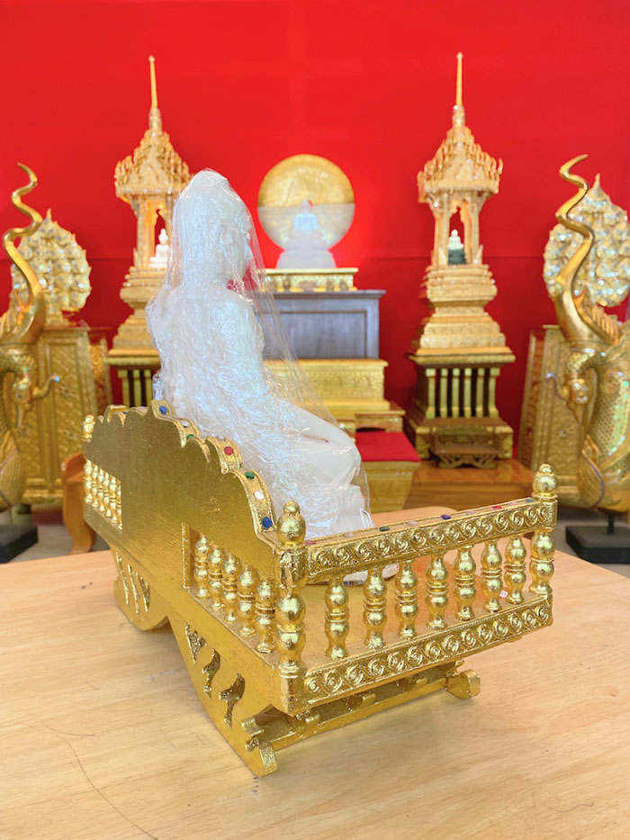 ฐานพระปิดทอง (แหย่ง) งานไม้สักปิดทอง ทั้งหลัง 