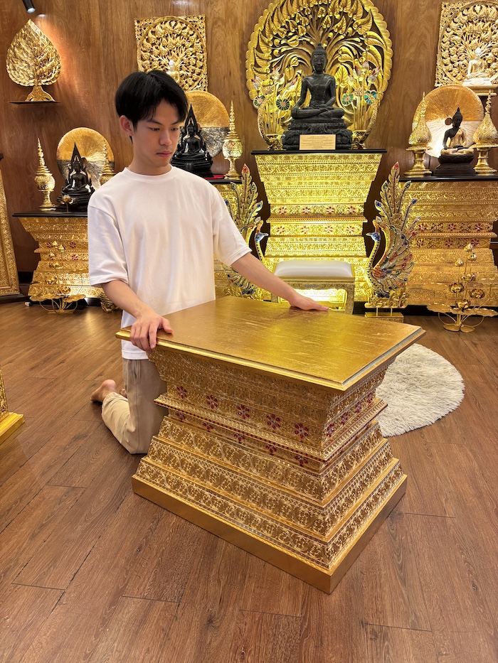 ฐานพระไม้สักทั้งหลัง ปิดทองเดินลายเส้น 
ราคา 16500 บาท สำหรับตกแต่งห้องพระ และห้องรับแขก
ตกแต่งบ้าน โรงแรม และรีสอร์ท 