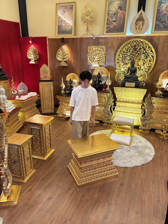 ฐานพระไม้สักทั้งหลัง ปิดทองเดินลายเส้น 
ราคา 16500 บาท สำหรับตกแต่งห้องพระ และห้องรับแขก
ตกแต่งบ้าน โรงแรม และรีสอร์ท 