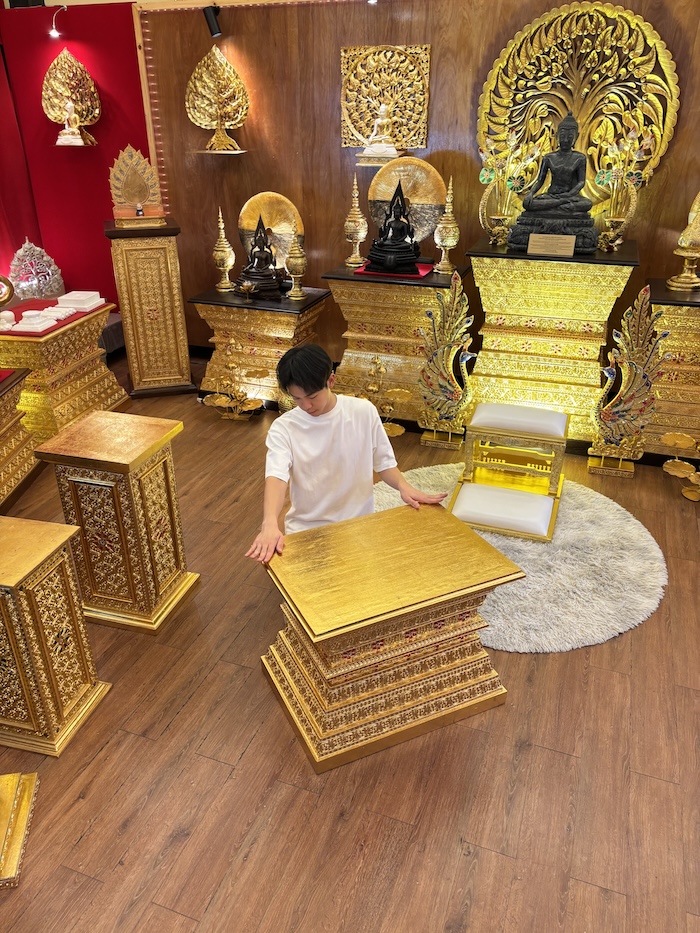 ฐานพระไม้สักทั้งหลัง ปิดทองเดินลายเส้น 
ราคา 16500 บาท สำหรับตกแต่งห้องพระ และห้องรับแขก
ตกแต่งบ้าน โรงแรม และรีสอร์ท 