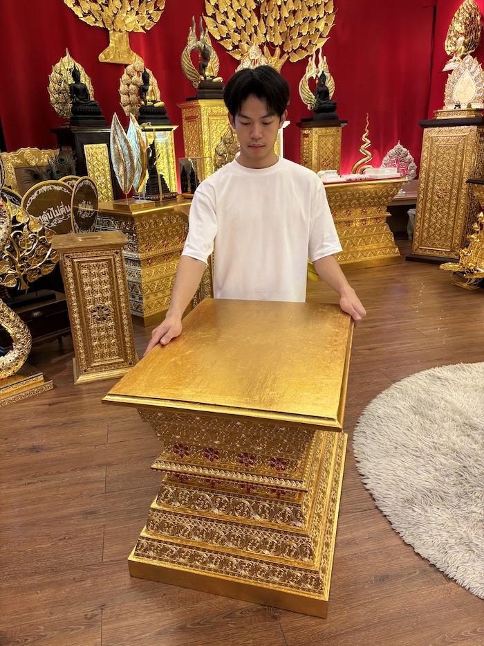 ฐานพระไม้สักทั้งหลัง ปิดทองเดินลายเส้น 
ราคา 16500 บาท สำหรับตกแต่งห้องพระ และห้องรับแขก
ตกแต่งบ้าน โรงแรม และรีสอร์ท 