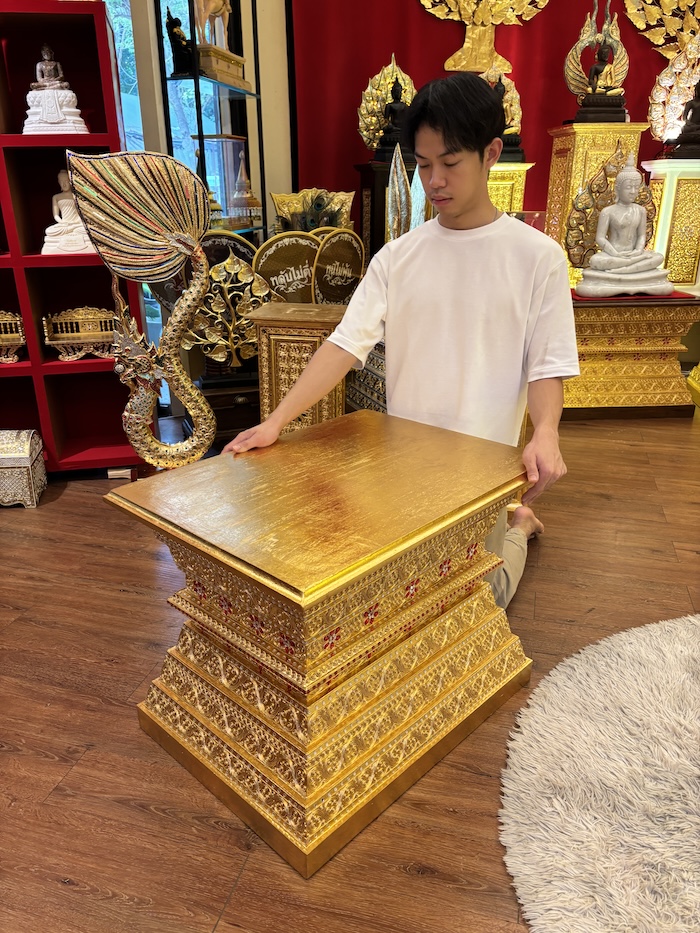 ฐานพระไม้สักทั้งหลัง ปิดทองเดินลายเส้น 
ราคา 16500 บาท สำหรับตกแต่งห้องพระ และห้องรับแขก
ตกแต่งบ้าน โรงแรม และรีสอร์ท 