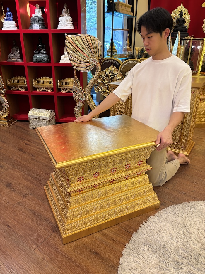 ฐานพระไม้สักทั้งหลัง ปิดทองเดินลายเส้น 
ราคา 16500 บาท สำหรับตกแต่งห้องพระ และห้องรับแขก
ตกแต่งบ้าน โรงแรม และรีสอร์ท 