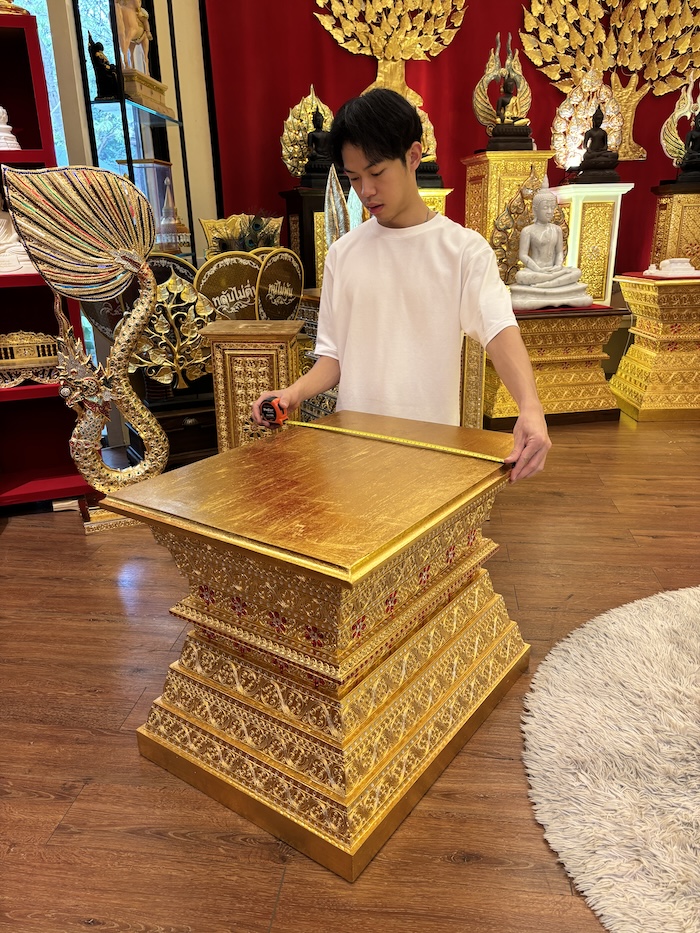 ฐานพระไม้สักทั้งหลัง ปิดทองเดินลายเส้น 
ราคา 16500 บาท สำหรับตกแต่งห้องพระ และห้องรับแขก
ตกแต่งบ้าน โรงแรม และรีสอร์ท 