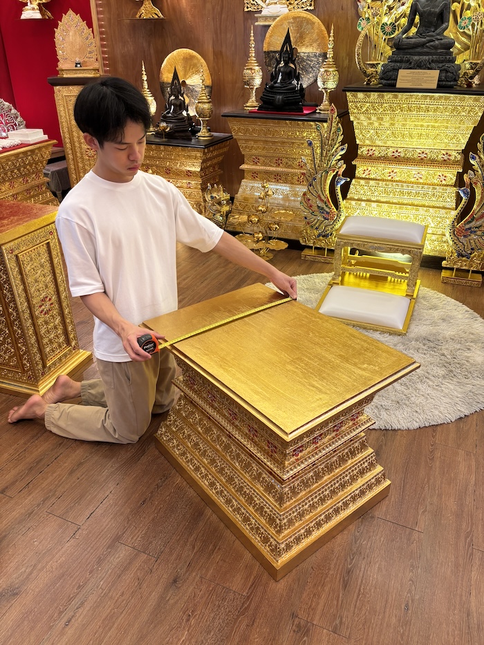 ฐานพระไม้สักทั้งหลัง ปิดทองเดินลายเส้น 
ราคา 16500 บาท สำหรับตกแต่งห้องพระ และห้องรับแขก
ตกแต่งบ้าน โรงแรม และรีสอร์ท 