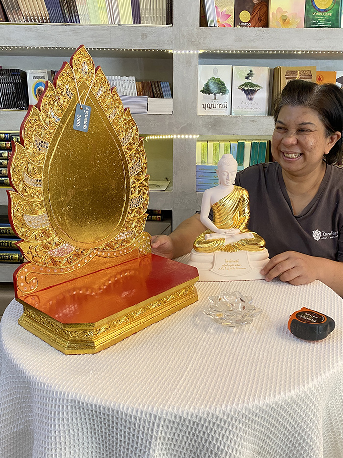หิ้งพระปิดทอง งานไม้แท้ 
ฐานพระ ขนาด 13 นิ้ว ราคา 2,000 บาท
