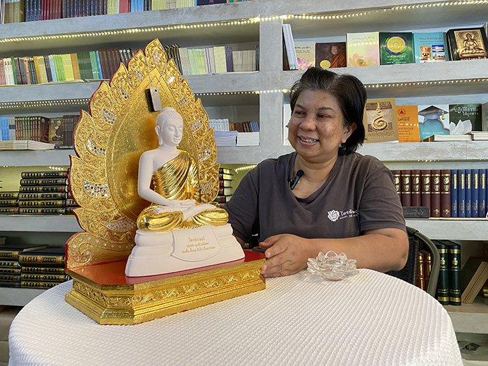 หิ้งพระปิดทอง งานไม้แท้ 
ฐานพระ ขนาด 13 นิ้ว ราคา 2,000 บาท