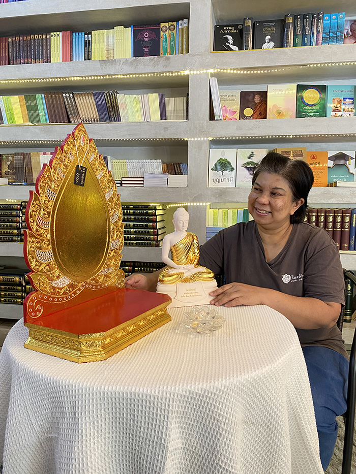 หิ้งพระปิดทอง งานไม้แท้ 
ฐานพระ ขนาด 13 นิ้ว ราคา 2,000 บาท