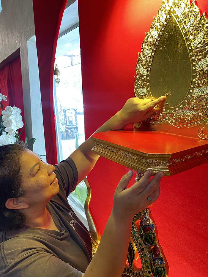 หิ้งพระปิดทอง งานไม้แท้ 
ฐานพระ ขนาด 13 นิ้ว ราคา 2,000 บาท