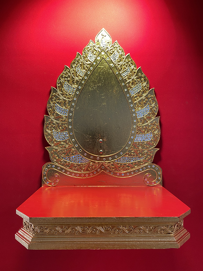 หิ้งพระปิดทอง งานไม้แท้ 
ฐานพระ ขนาด 13 นิ้ว ราคา 2,000 บาท