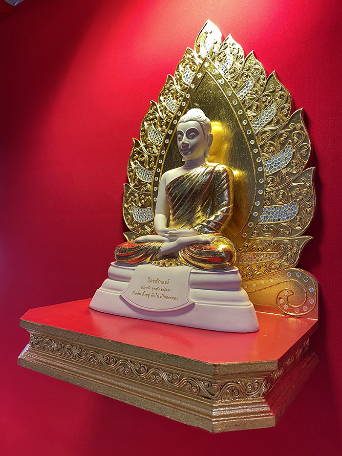 หิ้งพระปิดทอง งานไม้แท้ 
ฐานพระ ขนาด 13 นิ้ว ราคา 2,000 บาท