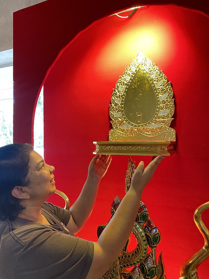 หิ้งพระปิดทอง งานไม้แท้ 
ฐานพระ ขนาด 13 นิ้ว ราคา 2,000 บาท