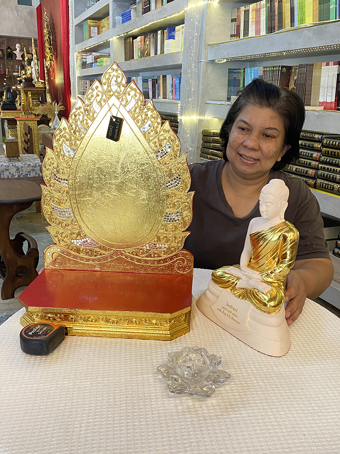 หิ้งพระปิดทอง งานไม้แท้ 
ฐานพระ ขนาด 13 นิ้ว ราคา 2,000 บาท