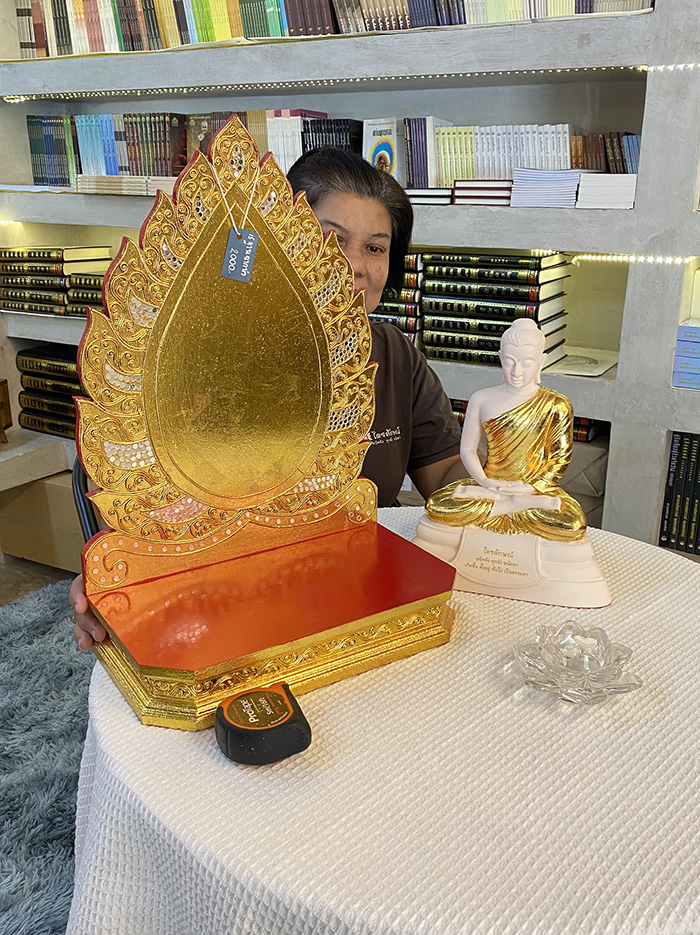 หิ้งพระปิดทอง งานไม้แท้ 
ฐานพระ ขนาด 13 นิ้ว ราคา 2,000 บาท