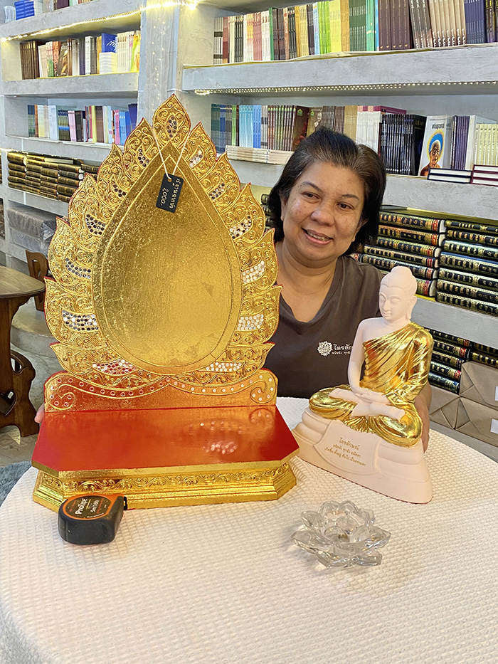 หิ้งพระปิดทอง งานไม้แท้ 
ฐานพระ ขนาด 13 นิ้ว ราคา 2,000 บาท