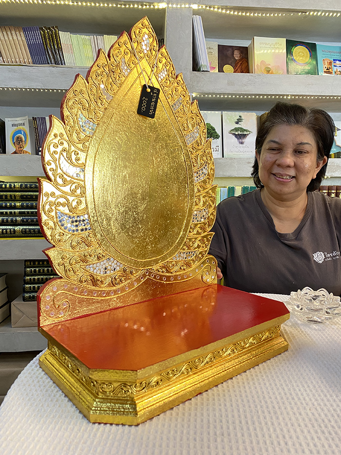หิ้งพระปิดทอง งานไม้แท้ 
ฐานพระ ขนาด 13 นิ้ว ราคา 2,000 บาท