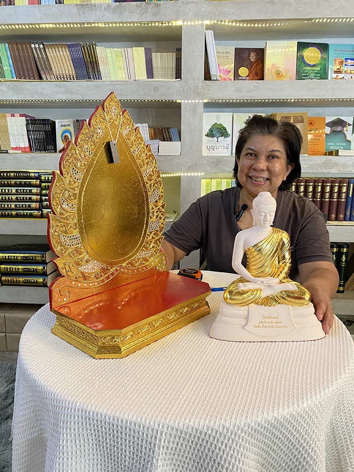 หิ้งพระปิดทอง งานไม้แท้ 
ฐานพระ ขนาด 13 นิ้ว ราคา 2,000 บาท
