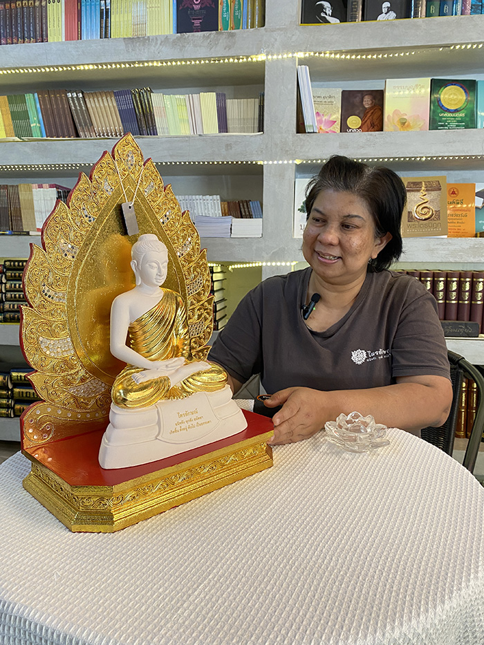 หิ้งพระปิดทอง งานไม้แท้ 
ฐานพระ ขนาด 13 นิ้ว ราคา 2,000 บาท