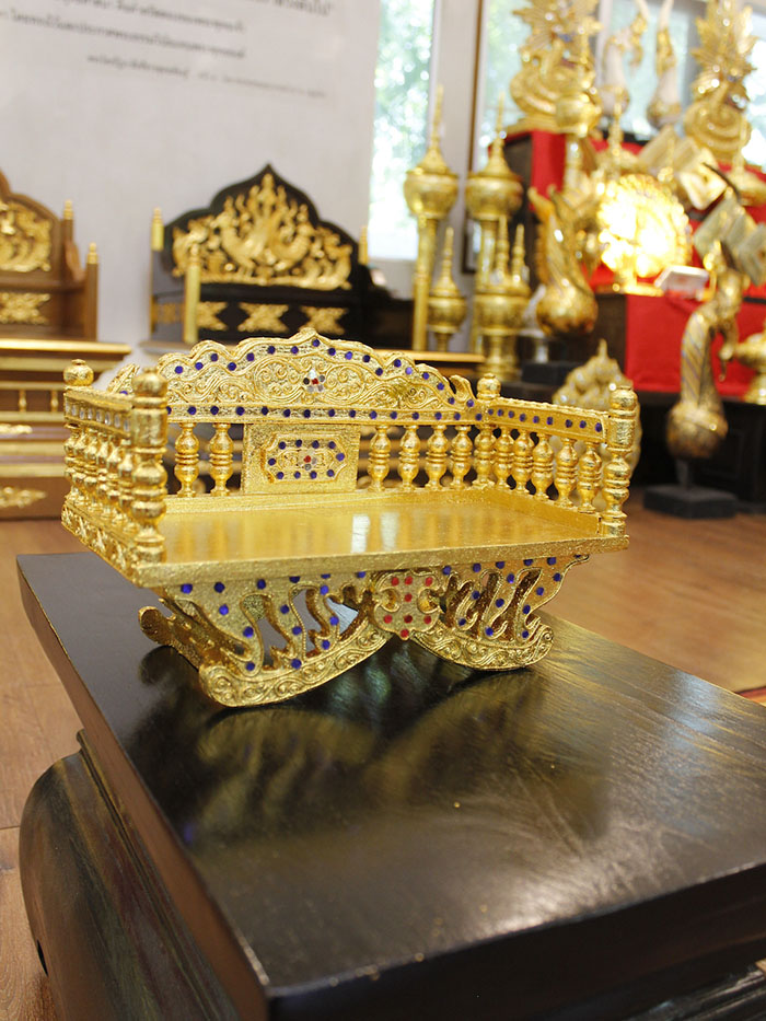 ฐานพระปิดทอง (แหย่ง) งานไม้สักปิดทอง ทั้งหลัง